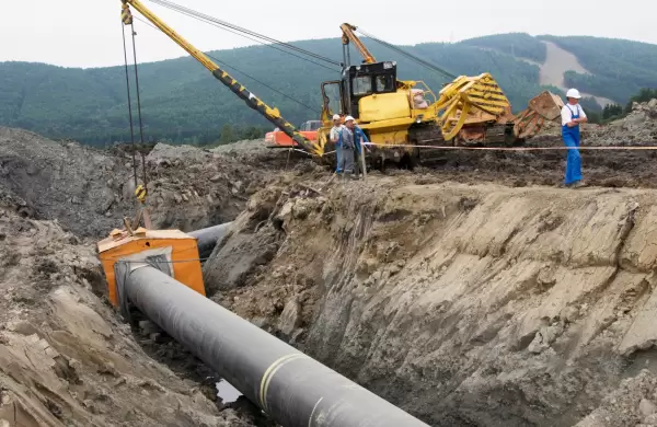 Estados Unidos acuerda proveer gas natural licuado a la UE para aislar a Rusia