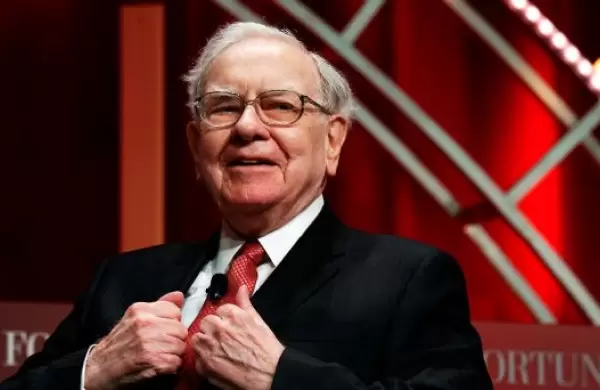 Buffett lamenta la falta de buenas opciones de inversión mientras Berkshire revela una gran apuesta por el petróleo