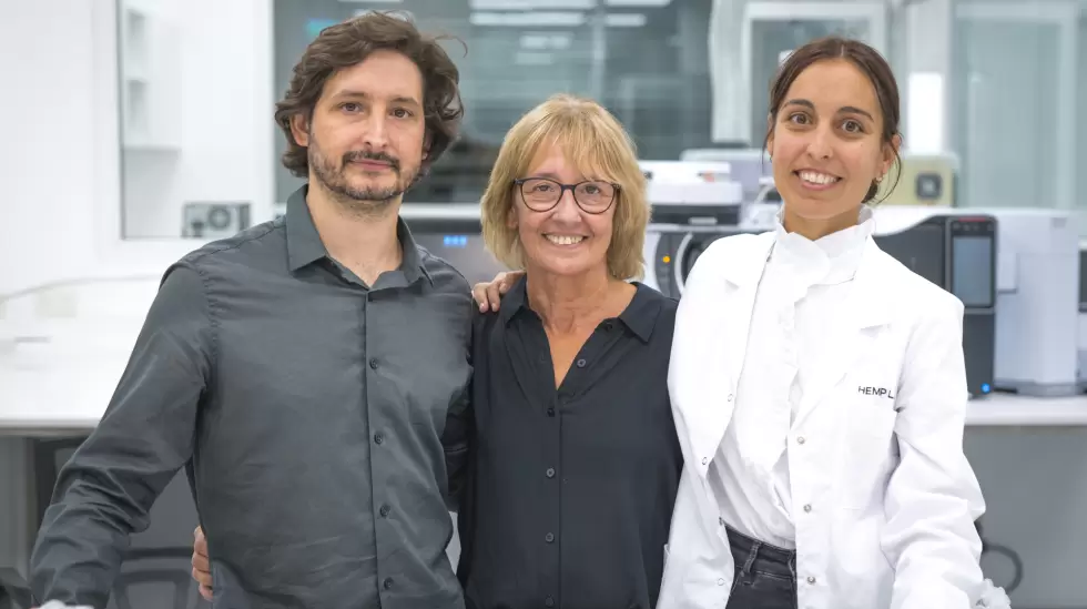 Pilar Daz junto a su madre y su hermano en la inauguracin de Hemp Lab