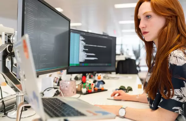 Desde la niñez y en las mujeres: las claves para acortar la brecha de género en las Tecnologías de la Información