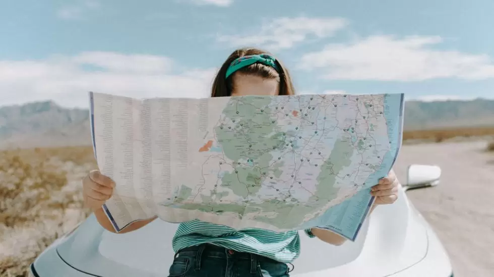 Mujer Mirando El Mapa- Viajes