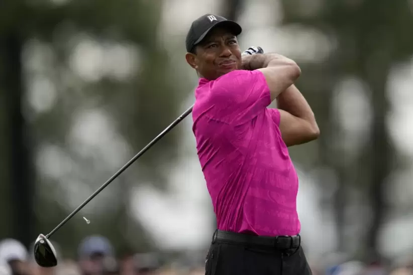 Tiger Woods volvió a jugar al golf luego del accidente en el que casi pierde una pierna.