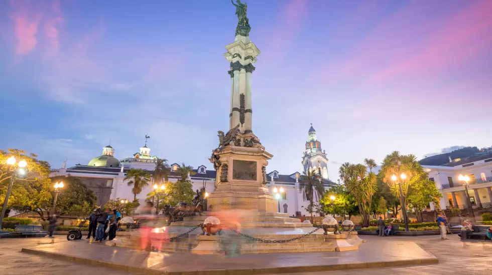 plaza-grande-in-old-town-quito-ecuador-at-night