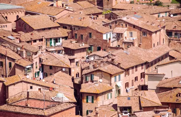 Casas a un euro, visas para nómadas digitales, dinero en efectivo y otras ofertas tentadoras para vivir en Europa