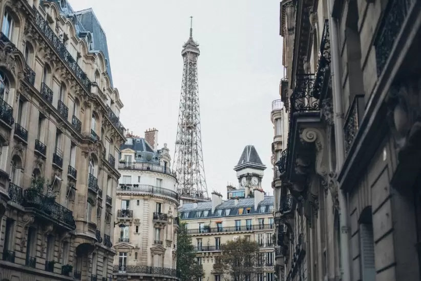Torre Eiffel Detrás De Edificios (Pexels)