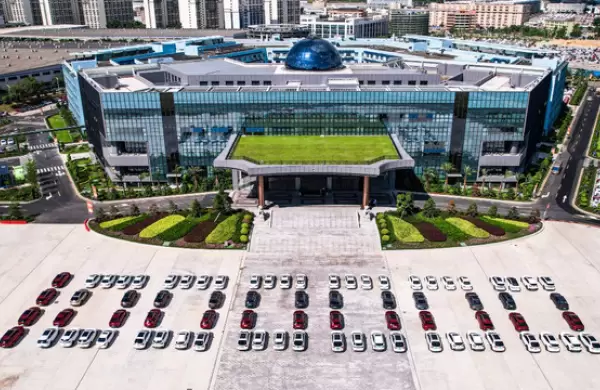 Las ganancias del fabricante de autos eléctricos BYD respaldado por Warren Buffett se dispararon