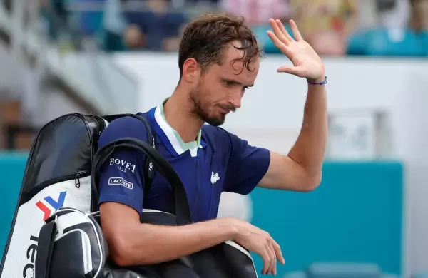 Wimbledon prohbe que Daniil Medvedev y otros tenistas de Rusia y Bielorrusia jueguen el Grand Slam