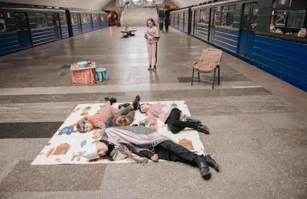 La cara ms dura de la guerra: as viven bajo tierra los chicos en Ucrania