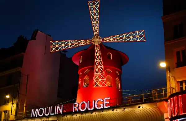 El Moulin Rouge y una habitación secreta para alojarse por tan sólo un euro