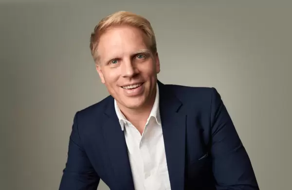 Así es el ex compañero de Mark Zuckerberg que construye una fábrica global de empresas emergentes