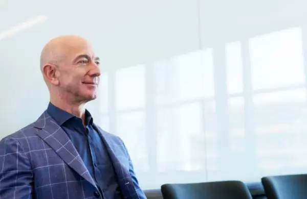 Jeff Bezos don casi 120 millones de dlares a una organizacin benfica