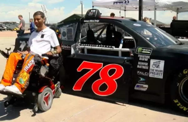 Video: Un implante le permitió manejar un auto del NASCAR  solo con el cerebro