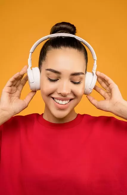 Mujer Feliz Escuchando Música En Auriculares Blancos