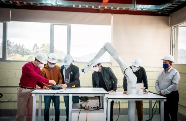 UTPL y Epson abren un laboratorio con cuatro robots