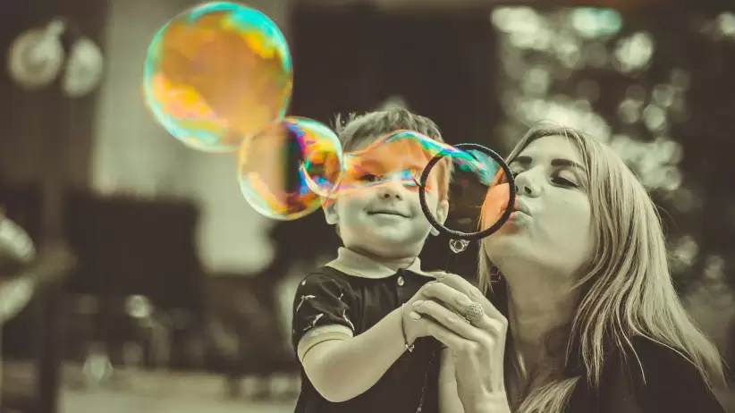 madre, hijo, burbujas