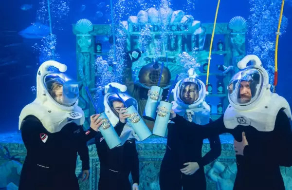 As es Neptunia Pubmarine, el primer bar submarino del mundo