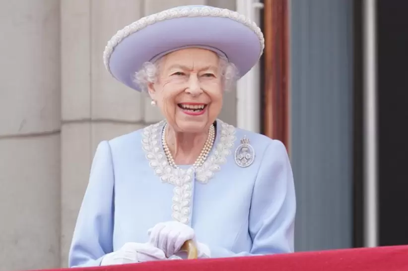 La reina Isabel II de Gran Bretaña se encuentra en el balcón del Palacio de Buckingham