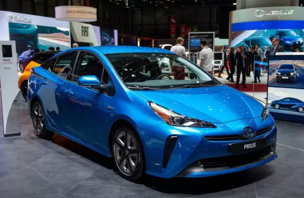 Cómo Toyota planea impulsar el desarrollo de vehículos eléctricos en China para competir con Tesla