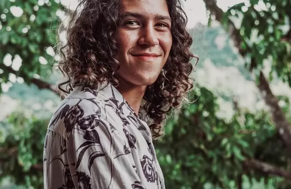 Tiene 17, viaj por 20 pases y escribi 3 libros para ayudar a jvenes a vivir de lo que aman