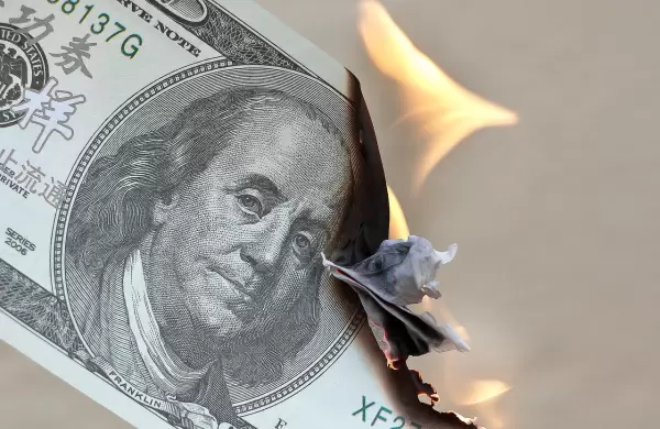 Se derriten los dólares por la inflación en EE.UU: ¿hay que guardarlos bajo el colchón o invertirlos?