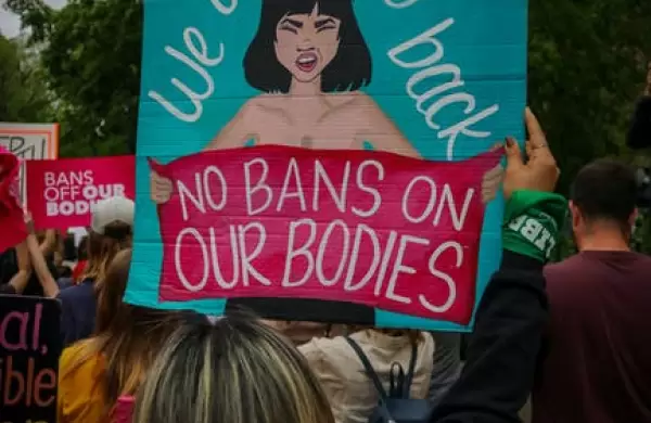 Cuáles son las empresas que pagarán viajes a sus empleadas que quieran abortar en Estados Unidos y no puedan hacerlo en sus estados