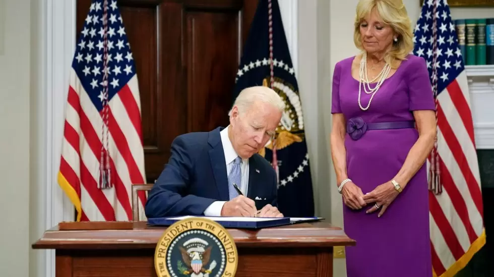 Joe Biden firm el control de armas