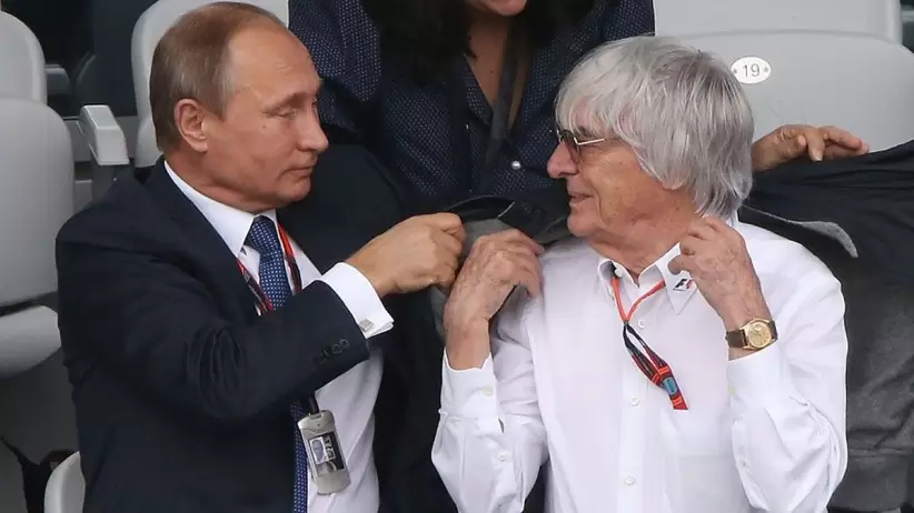 Bernie Ecclestone, ex líder de la F1, junto a Vladimir Putin