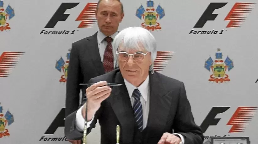 Bernie Ecclestone, ex líder de la F1, junto a Vladimir Putin