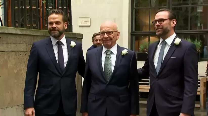 Rupert Murdoch, con sus hijos Lachlan y James, en su boda con Jerry Hall