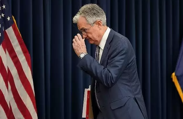 El dlar y las crypto bajan mientras esperan al seor Powell