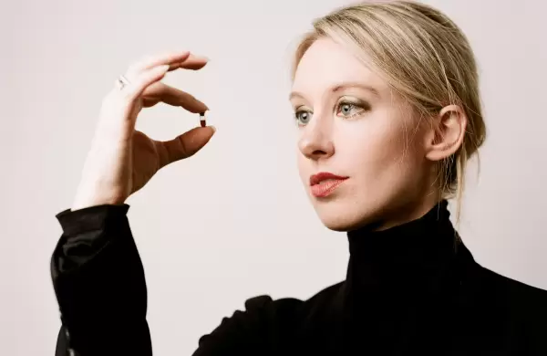 Elizabeth Holmes, la exmultimillonaria y fundadora de Theranos, logra una reducción de dos años en prisión