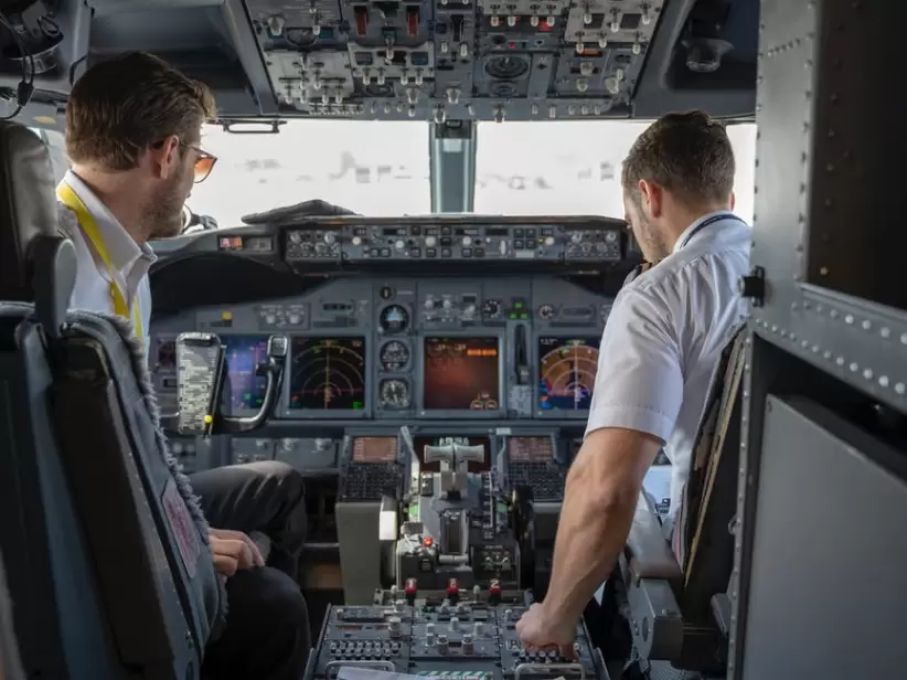Dos Pilotos Sentados Dentro Del Avión