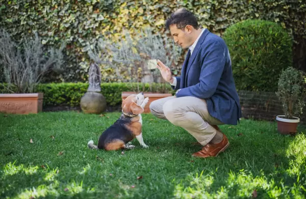 Pilo III se pega como chicle al Gerente Comercial de GAC Motor