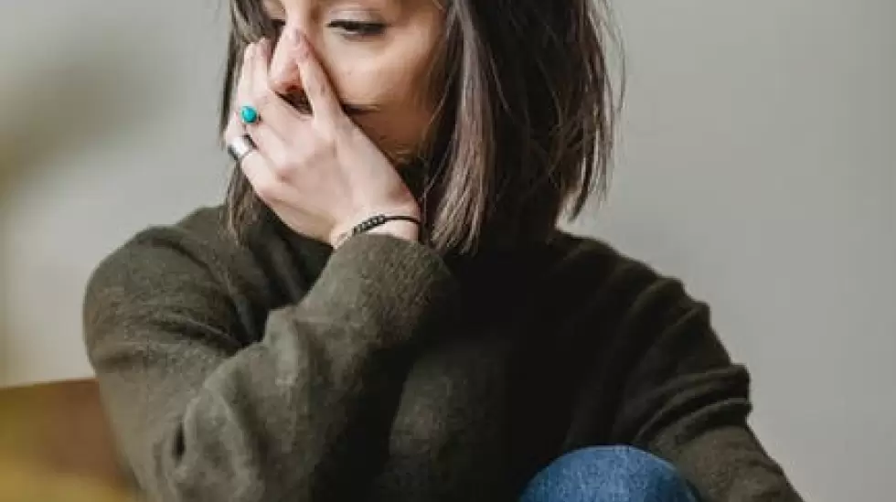 Mujer En Suter Gris Sentado En Una Silla