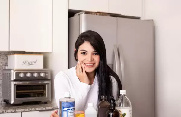 Emigró de Venezuela y creó una comunidad de 4 millones de suscriptores donde enseña sobre limpieza natural