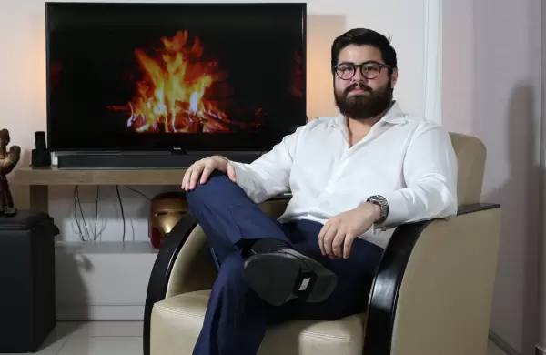 Se aburri de los huevos y hoy tiene una granja de abejas felices