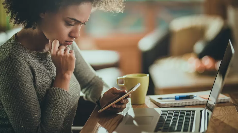 mujer-preocupada-telefono-laptop_0