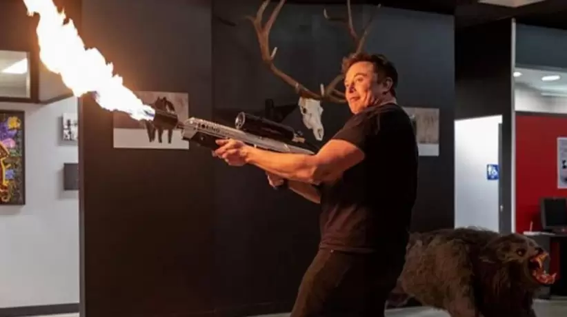 Elon Musk con lanzallamas