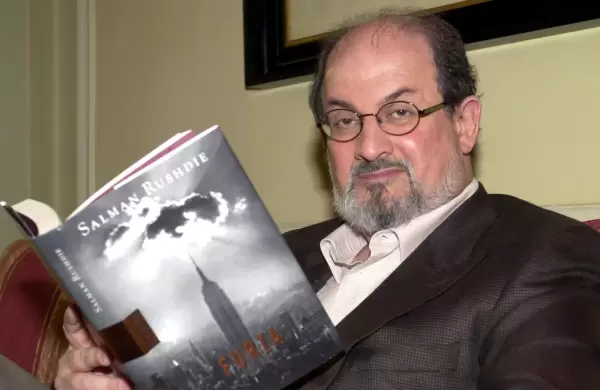 Videos: as apualaron en el cuello al escritor Salman Rushdie