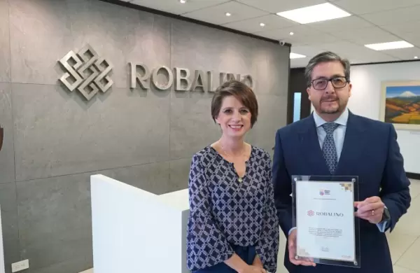 Robalino se convierte en la primera firma legal en recibir La Huella de Mucho Mejor Ecuador