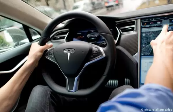 Video: Un Tesla fuera de control mat a dos personas