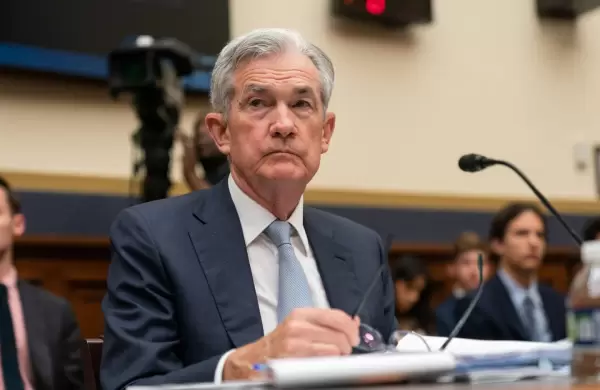La FED mantiene las tasas de interés y da pistas sobre posibles recortes en 2024