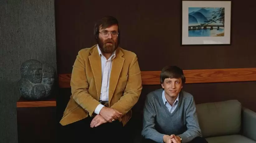 Paul Allen cofundó Microsoft con Bill Gates en 1975, aquí están en 1984.