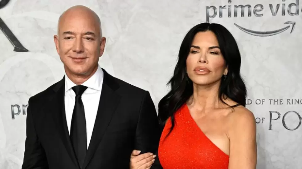 Jeff Bezos y su pareja en la premier de El Seor de los Anillos