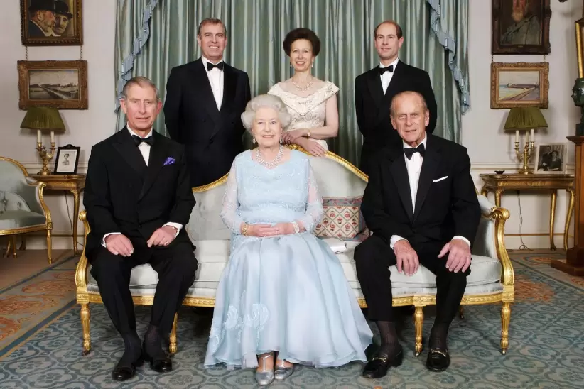 La reina junto a su esposo Felipe y sus cuatro hijos.