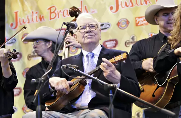 Por qué Warren Buffett le sigue poniendo música y dinero a su empresa dilecta