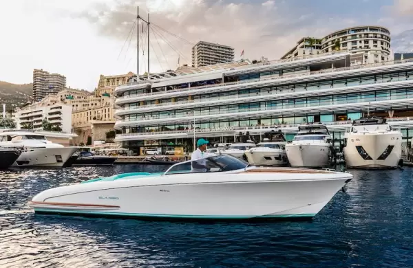 Cómo es por dentro el barco eléctrico de Riva que seduce a los ecologistas