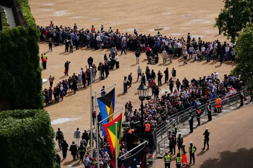Miles de personas hacían largas colas esta mañana a lo largo de las orillas del rio Tamesis para despedir a la reina Isabel II