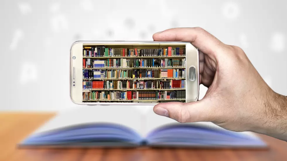 libros, smartphone, mano