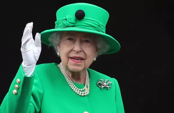 El poder de la moda y una reina que vesta demasiado